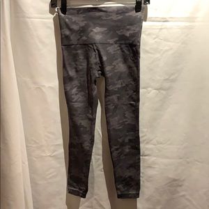 SPANX 3/4 camo legging size M